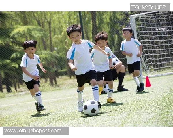 足球家里踢让家庭团聚与运动激情交融的快乐时光